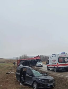 Çorum'da Korkunç Kaza: TIR Dorsesi Hafif Ticari Araç Üzerine Devrildi! 2 Yaralı