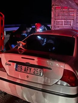 Çorum’da otomobil TIR'ın dorsesine çarptı: 22 yaşındaki sürücü yaşamını yitirdi