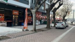 &Ccedil;&ouml;pe atmak i&ccedil;in yerden aldığı poşetten 60 bin dolar &ccedil;ıktı