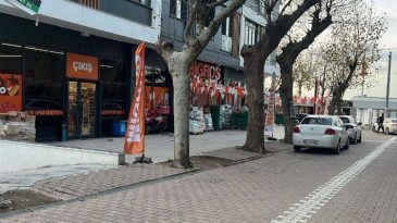 &Ccedil;&ouml;pe atmak i&ccedil;in yerden aldığı poşetten 60 bin dolar &ccedil;ıktı