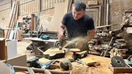 &Ccedil;&uuml;r&uuml;m&uuml;ş Zeytin Ağa&ccedil;ları Sanata D&ouml;n&uuml;ş&uuml;yor!