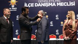 CHP'den AK Parti'ye Ge&ccedil;enlere Rozetleri T&ouml;renle Takıldı