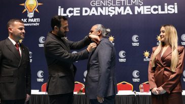 CHP'den AK Parti'ye Ge&ccedil;enlere Rozetleri T&ouml;renle Takıldı