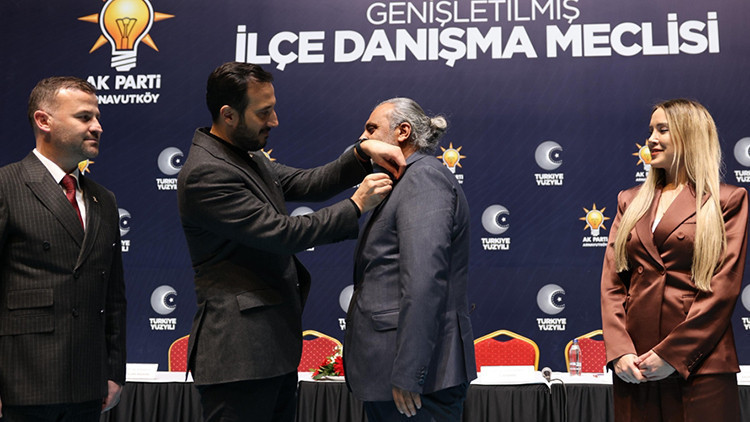 CHP'den AK Parti'ye Ge&ccedil;enlere Rozetleri T&ouml;renle Takıldı