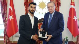 Cumhurbaşkanı Erdoğan, Oscar &Ouml;d&uuml;ll&uuml; Filistinli Y&ouml;netmen Basel Adra ile G&ouml;r&uuml;şt&uuml;