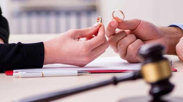 Davalı Koca Samimi Fotoğrafları G&ouml;sterdi, Mahkeme Boşanma Davasını Reddetti