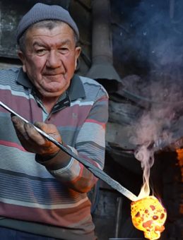 Dededen Toruna Uzanan Ses: Demirci&rsquo;nin Simgesi &Ccedil;anlar