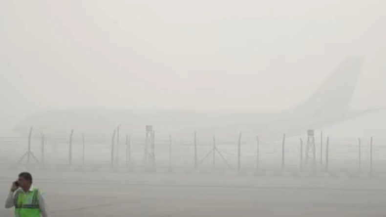 Delhi&rsquo;de Sis Kabusu Devam Ediyor: Y&uuml;zlerce U&ccedil;uş İptal Edildi ve R&ouml;tarlar Yaşanıyor