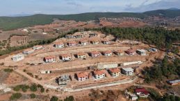 Depremzedelere İki Katlı Köy Evleri İnşaatı Devam Ediyor