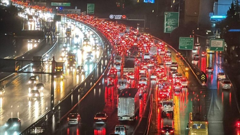 Derbi, Yağmur ve İş &Ccedil;ıkışı… İstanbul Trafiği Kilitlendi