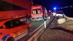 Diyarbakır'da İki Ara&ccedil; Kafa Kafaya &Ccedil;arpıştı: D&ouml;rt Kişi Yaralandı