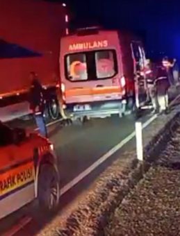 Diyarbakır'da İki Araç Kafa Kafaya Çarpıştı: Dört Kişi Yaralandı