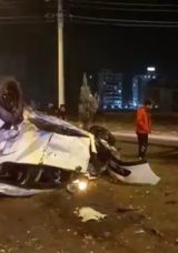 Diyarbakır'da TIR ile otomobil &ccedil;arpıştı: Takla atarak durabildi! 3 yaralı