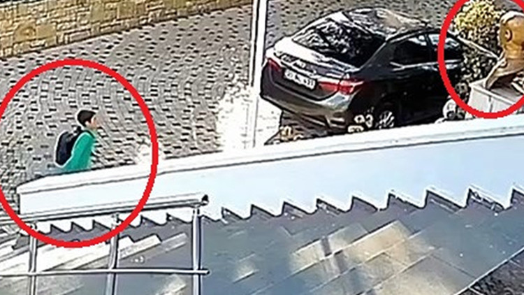 Diyarbakır'daki K&uuml;&ccedil;&uuml;k &Ccedil;ocuğun Atat&uuml;rk B&uuml;st&uuml; G&ouml;r&uuml;nt&uuml;s&uuml; G&uuml;ndem Oldu