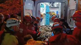 Doğa y&uuml;r&uuml;y&uuml;ş&uuml;nde y&uuml;ksekten kayalık b&ouml;lgeye d&uuml;şt&uuml;ler: 1 &ouml;l&uuml;, 1 yaralı