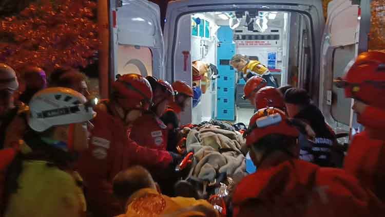 Doğa yürüyüşünde yüksekten kayalık bölgeye düştüler: 1 ölü, 1 yaralı