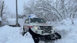 D&uuml;zce'de Kar Yağışı Sonrası Yollar Kapandı: K&ouml;ydeki Hastaya Paletli Ambulansla Ulaşıldı!
