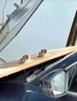 El freni &ccedil;ekilmeyen ara&ccedil; 50 metre kayarak berber d&uuml;kkanına daldı