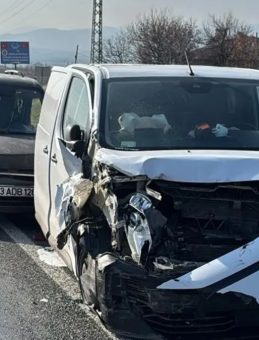 Elazığ'da Trafik Kazası: İki Ara&ccedil; &Ccedil;arpıştı, 3 Yaralı