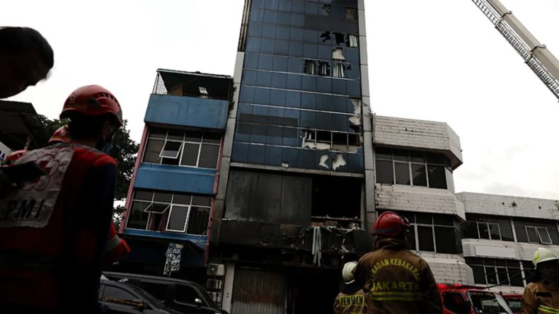 Endonezya'da Yangın Felaketi: 17 Kişi Hayatını Kaybetti
