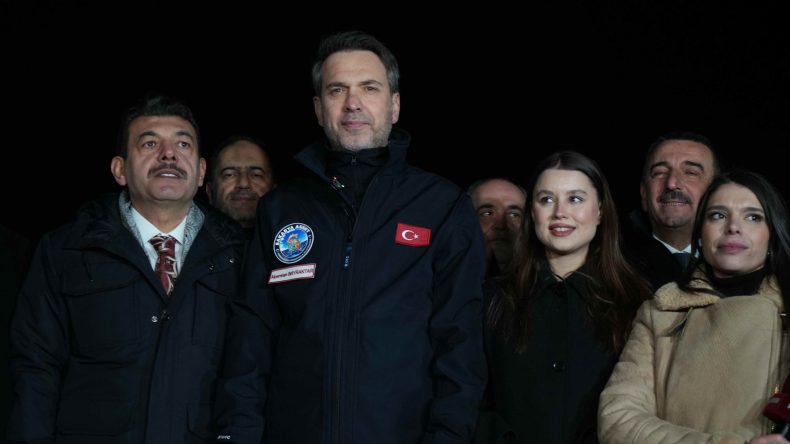 Enerji ve Tabii Kaynaklar Bakanı Bayraktar, Yavuz Sondaj Gemisi'nde Konuştu: Karadeniz'de 6 Yeni Sondaj Yapacağız