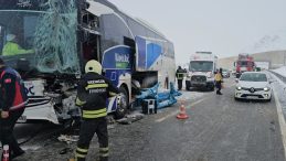 Erzincan'da Otob&uuml;s Tıra &Ccedil;arptı: 3 Yaralı