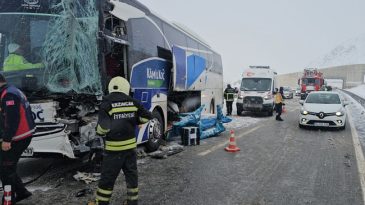 Erzincan'da Otob&uuml;s Tıra &Ccedil;arptı: 3 Yaralı