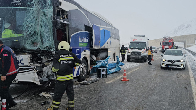 Erzincan'da Otob&uuml;s Tıra &Ccedil;arptı: 3 Yaralı