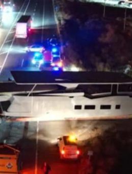 Erzurum-Artvin kara yolunda gemi taşıyan tır trafiği aksattı