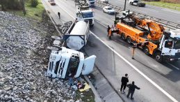 Esenyurt TEM Otoyolu'nda tanker devrildi: Havadan g&ouml;r&uuml;nt&uuml;lendi! Trafik yoğunluğu oluştu