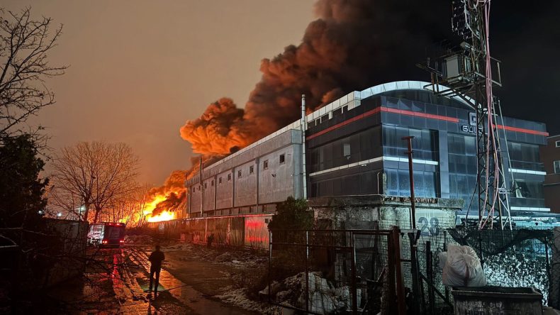Esenyurt'ta Dehşet Veren Fabrika Yangını