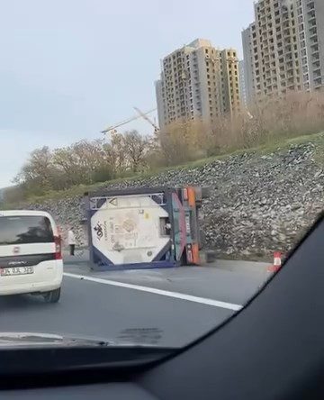 Esenyurt'ta TEM Otoyolu'nda tanker kazası