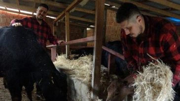 Eşiyle Karar Verip K&ouml;y&uuml;ne D&ouml;nd&uuml;: Şaşkınlık Yaratan Bir Hayat Se&ccedil;imi!