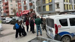 Eskişehir'de K&uuml;&ccedil;&uuml;k &Ccedil;ocuğa Dehşeti Yaşattılar: Okul &Ccedil;ıkışında Bı&ccedil;aklandı!