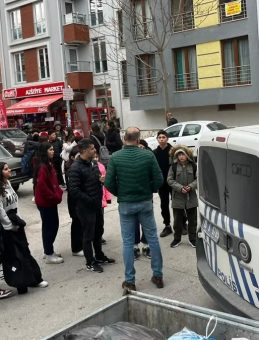 Eskişehir'de Küçük Çocuğa Dehşeti Yaşattılar: Okul Çıkışında Bıçaklandı!