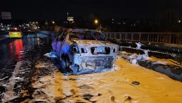 Ey&uuml;psultan'da Seyir Halindeki Otomobil Alev Aldı