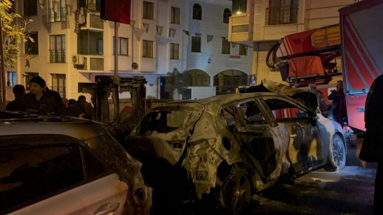 Eyüpsultan’da İki Araç Yandı! Mahallenin Elektrik Kesintisi Yaşandı