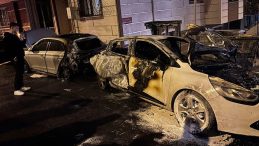 Ey&uuml;psultan&rsquo;da İki Ara&ccedil; Yangında K&uuml;l Oldu