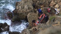 Falezlerde Balık Tutarken 25 Metre Y&uuml;kseklikten D&uuml;şt&uuml;, Yaralandı