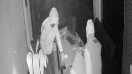 Fatih'te 3 Ş&uuml;pheli, 200 Kilogram Ağırlığındaki &Ccedil;elik Kasayı &Ccedil;aldı: İ&ccedil;ini Boşaltıp Attılar!