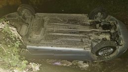 Feci kaza! Otomobil kanala u&ccedil;tu