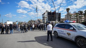 Federasyon bahanesiyle kaos: Suriye&rsquo;de provokatif eylemler patlak verdi! G&uuml;venlik g&uuml;&ccedil;leri hedef alındı