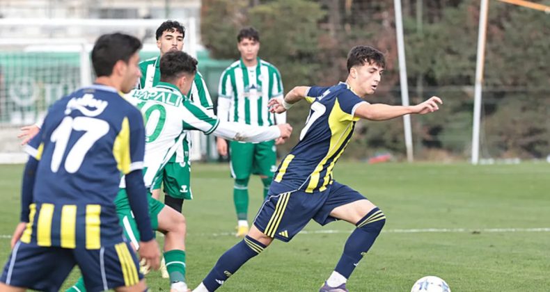 Fenerbah&ccedil;e U19'dan Konyaspor ma&ccedil;ında tekme isyanı!