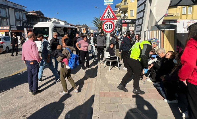 Fethiye'de Midib&uuml;s ile Minib&uuml;s &Ccedil;arpıştı: 13 Kişi Yaralandı