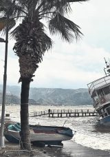 Fırtına 80 km hızla vurdu