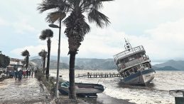 Fırtına 80 km hızla vurdu