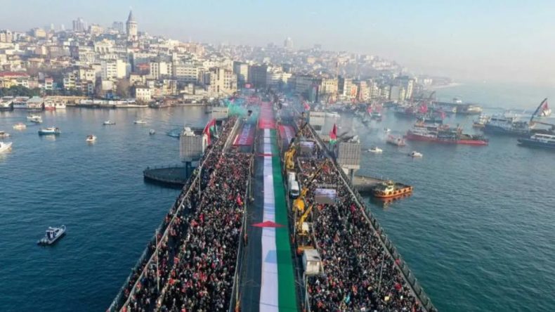 Galata K&ouml;pr&uuml;s&uuml;'nde Filistin İ&ccedil;in B&uuml;y&uuml;k Y&uuml;r&uuml;y&uuml;ş! T&uuml;rkiye 1 Ocak'ta Tek Y&uuml;rek Olacak