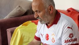 Galatasaray Taraftarının İlgin&ccedil; Evi! Ge&ccedil;enler Fotoğraf &Ccedil;ekiyor