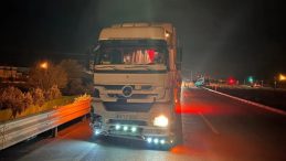 Gaziantep'te feci kaza! Hafif ticari ara&ccedil; ile tır &ccedil;arpıştı: 3 yaralı