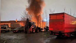 Gaziosmanpaşa'da Otopark Yangını: 14 Ara&ccedil; Etkilendi